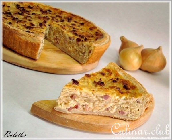 Луковый киш с грудинкой.