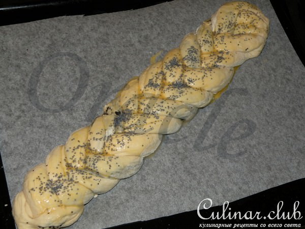 Косички-сестрички с изюмом и орехом, а также и маком.
