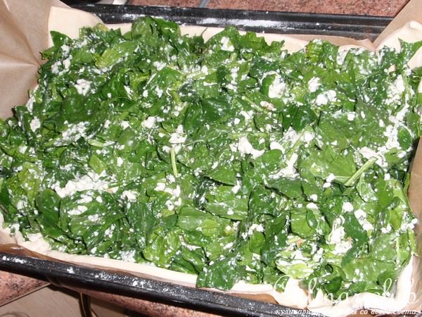 Слоеный пирог со шпинатом