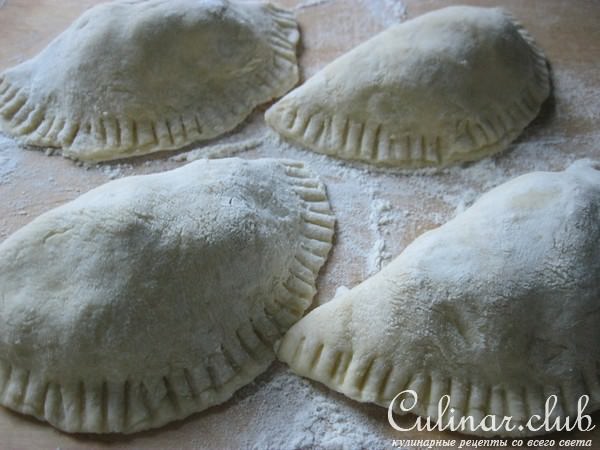 Пирожки-чебуреки с мясом и кабачком