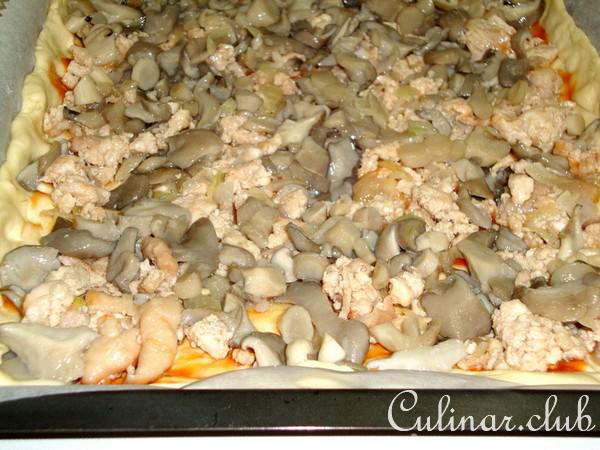 Пирог с курицей, грибами и сыром