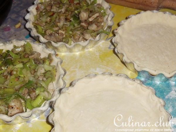 Мини пироги с луком пореем, курицей и сыром 