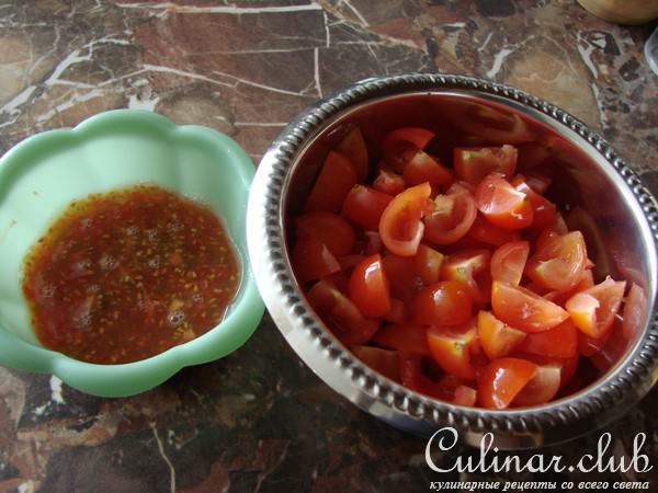 Печёная корзинка с помидорной начинкой