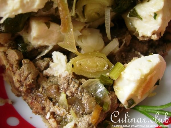 Пирог с куриной печенкой, сыром, перепелиными яйцами и пореем.