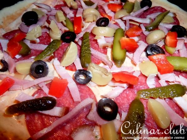Пицца с салями и маслинами