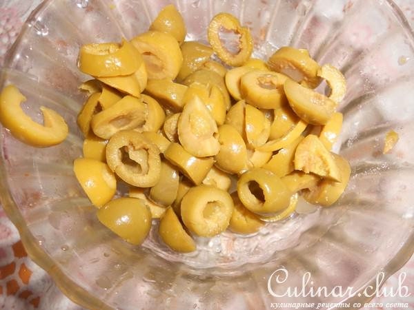 Кальцоне с цукини, оливками и моцареллой.