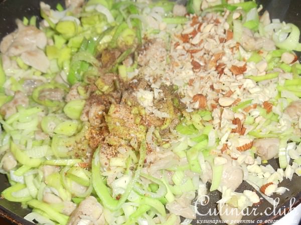 Мини пироги с луком пореем, курицей и сыром 