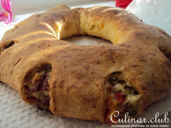 Сырная корона с фетой, салями и пепперони