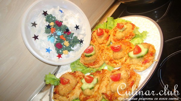 Новогодняя змейка из мини-пицц с наггетсами из мяса цыпленка "Золотой петушок"