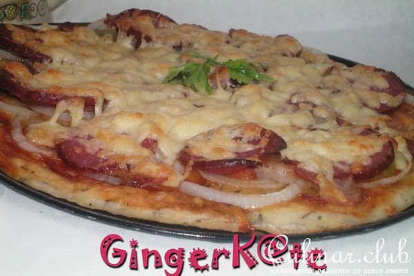 Острая пицца с беконом и луком