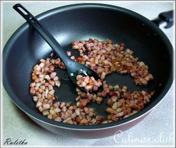 Мясной пирог с сердцем и беконом.