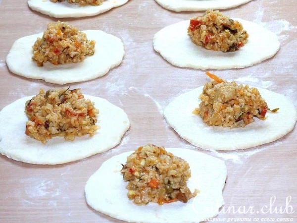 Плов с курицей в булочке 