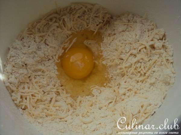 Сырная корона с фетой, салями и пепперони