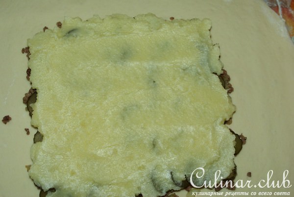 Пирог с картошкой, фаршем и солеными огурчиками