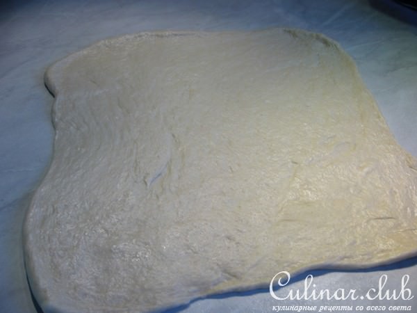 Пикантный пирог из розочек с сосисками