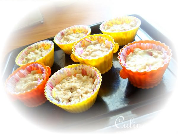 Маффины с овсяными хлопьями и яблоком.