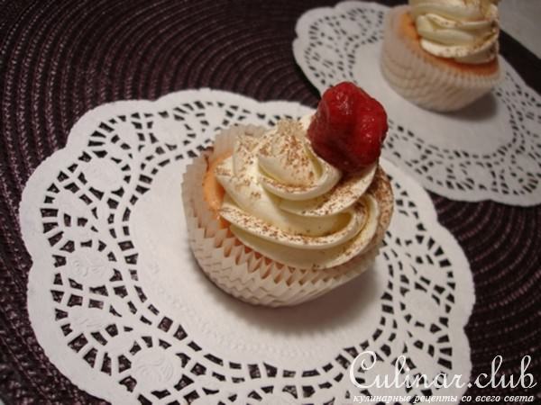 Клубничные капкейки на киселе с заварным кремом Шарлотт