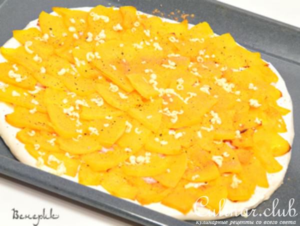 Пицца с запеченной тыквой и копченым салом