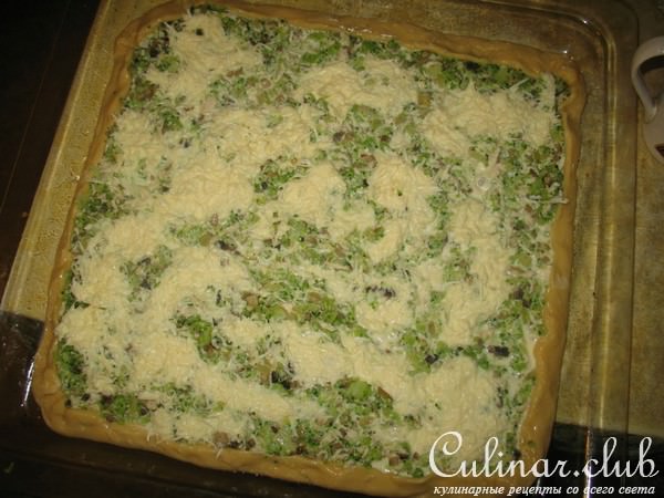 Лоранский пирог с курицей, грибами и брокколи