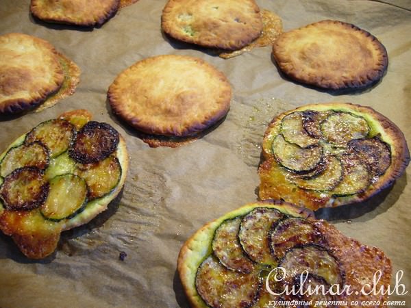 Тарт татен (tarte Tatin)с цукини и камамбером