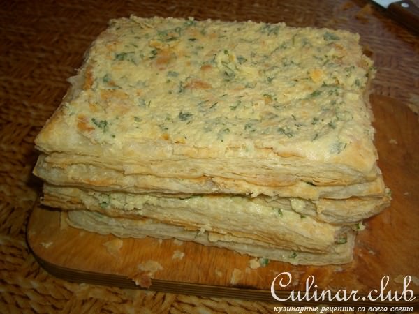 Закусочный пирог из слоеного теста с сыром и зеленью