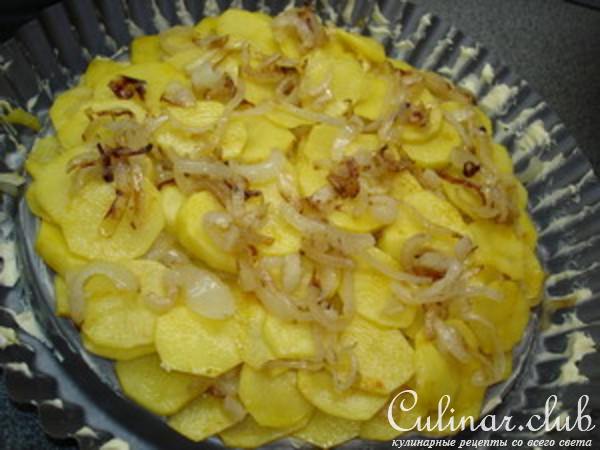 Пирог заливной картофельный с зеленым луком и омлетом.