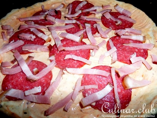 Пицца с салями и маслинами