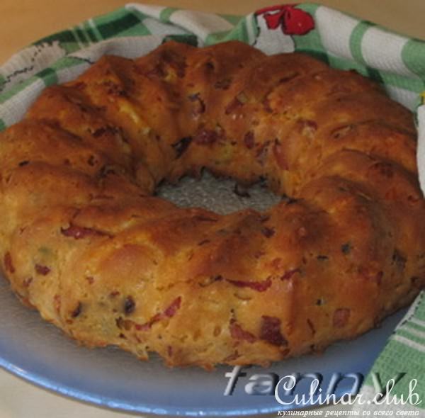 Сырный кекс с копченостями и томатным соком
