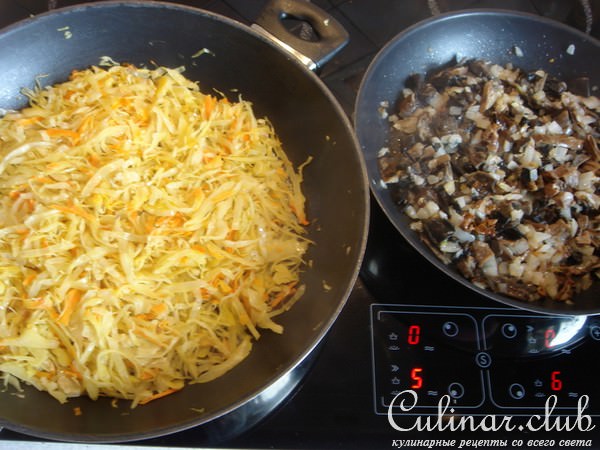Пирог с квашеной капустой и грибами.