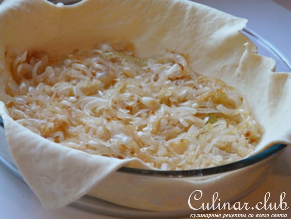 Слоеный пирог с начинкой из лука, плавленных сырков и яиц (+бонус)