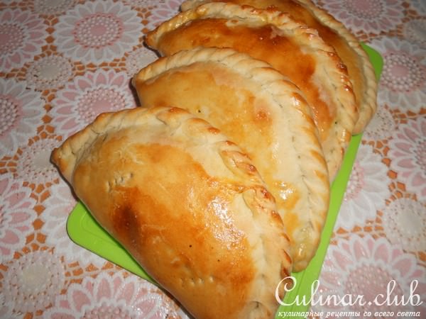 Кальцоне с цукини, оливками и моцареллой.