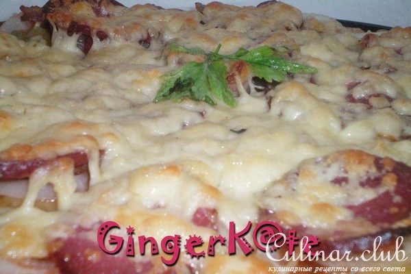 Острая пицца с беконом и луком