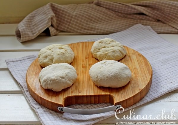 Мини пиццы с моцареллой и маслинами