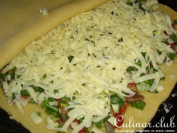 Пирог со шпротами, зеленым луком и сыром