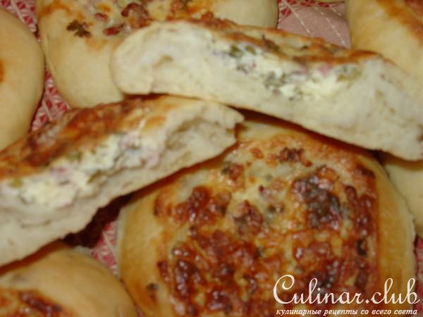 Булочки-ватрушки с брынзой и беконом.