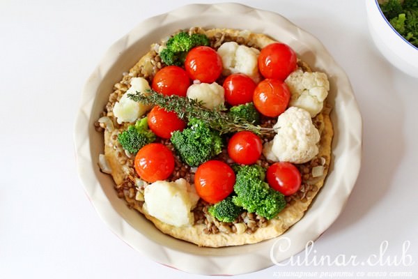 Открытый пирог с чечевицей и овощами.