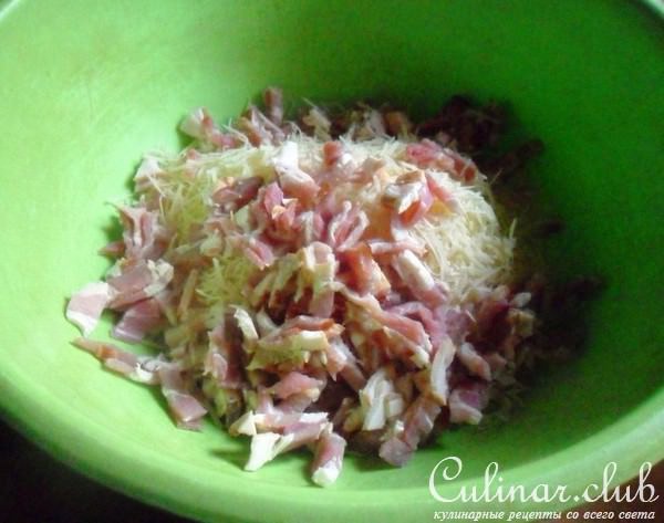 Пирог с сыром и беконом