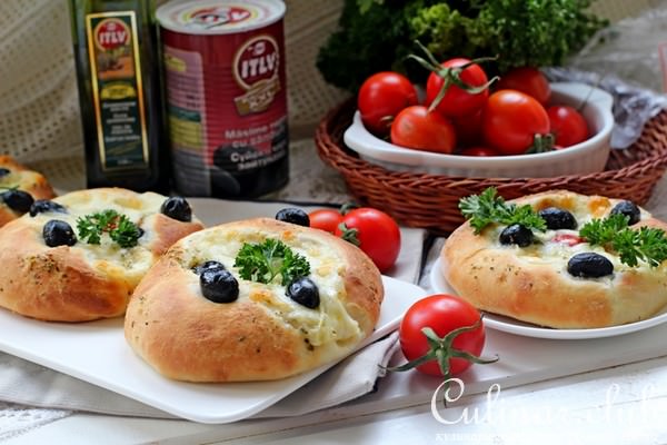 Мини пиццы с моцареллой и маслинами