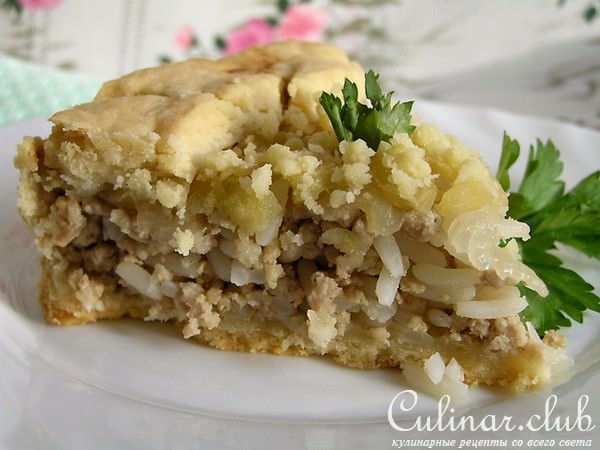 Мясной пирог с рисом, карамелизированным луком и яблоками