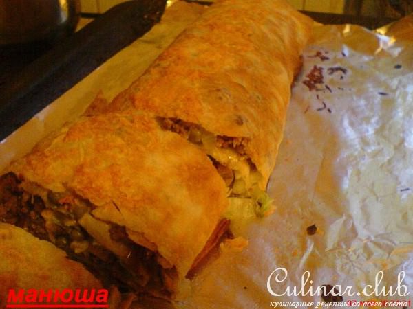 Мясной пирог-рулет с зелёным горошком