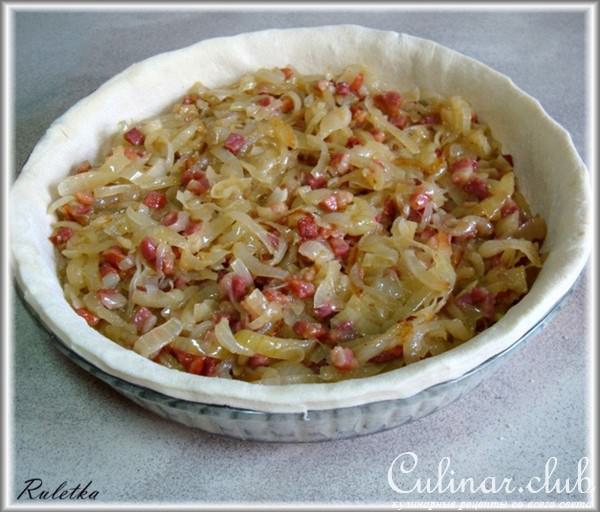Луковый киш с грудинкой.