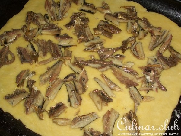 Пирог со шпротами, зеленым луком и сыром