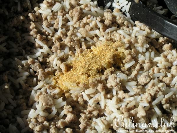 Мясной пирог с рисом, карамелизированным луком и яблоками