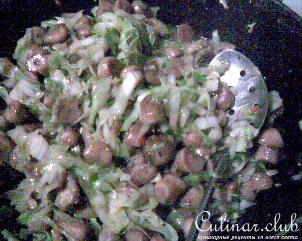 Легкий пирог - запеканка с капустой, шампиньонами и куриным мясом