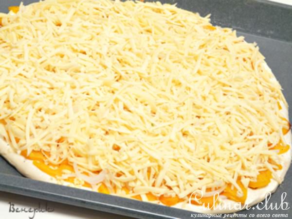 Пицца с запеченной тыквой и копченым салом