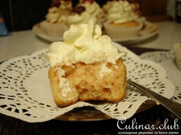 Клубничные капкейки на киселе с заварным кремом Шарлотт