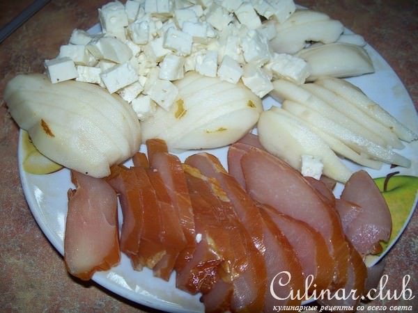 Фокачча c грушей,копченостями и брынзой