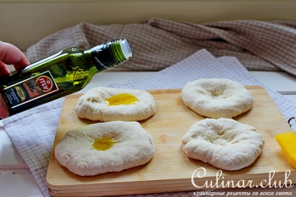 Мини пиццы с моцареллой и маслинами