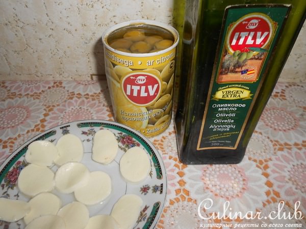 Кальцоне с цукини, оливками и моцареллой.