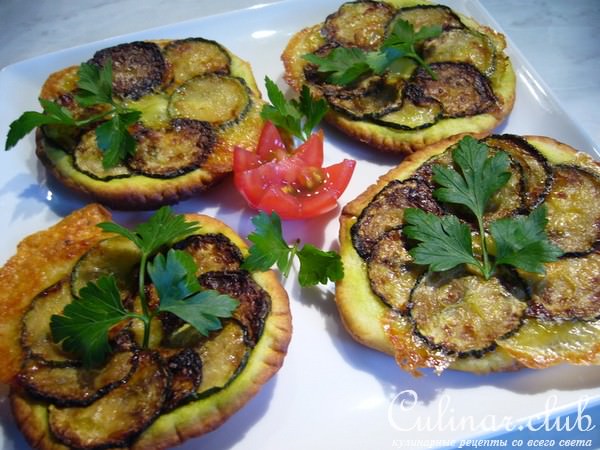 Тарт татен (tarte Tatin)с цукини и камамбером